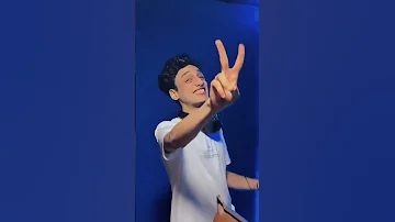 قيصر و هو بيجهز الاغنيه لي شاور القيصر 