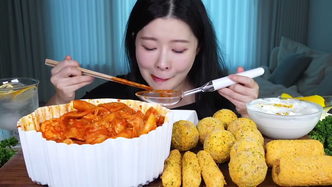 SPICY TTEOKBOKKI RICE CAKE ASMR EATING SOUNDS