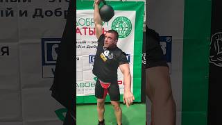 Роман Микаэлян, швунг от плеча уральской гири 60 кг., на 8 раз, без подготовки #waa #kettlebell