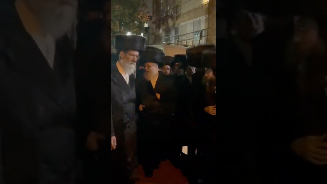 כ״ק האדמורי׳ם מבוהוש ומכנווקה בעלזא בהלווית הצלם של גדולי ישראל דודי ברים זצ״ל