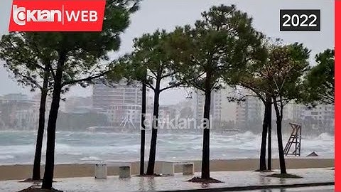 Moti i keq, pezullohet lundrimi në Vlorë dhe Durrës
