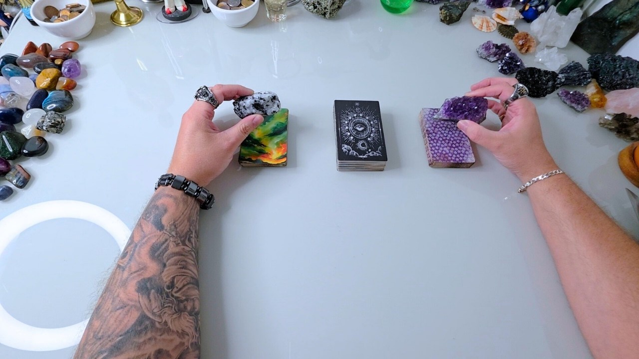Ele(a) Vai INSISTIR ou DESISTIR De MIM Tarot? Qual ATITUDE Ele(a) Vai Tomar em Relação a Nós Dois?