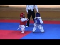 Combat taekwondo mignon enfants