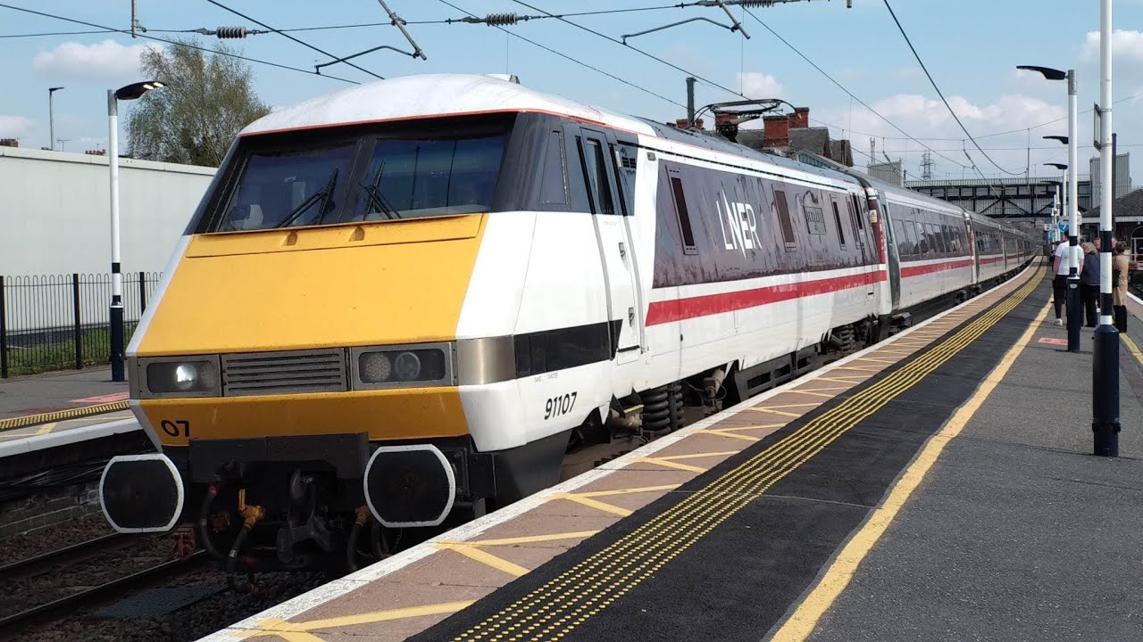 LNER 91107 'Skyfall' departs Grantham Station on the 1N87 1506 KGX ...