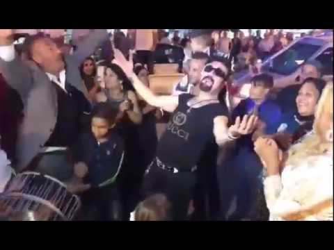 Hendek'te bir sünnet düğününü öncesi konvoy yapan Roman vatandaşlar Cumhuriyet alanında göbek attıla