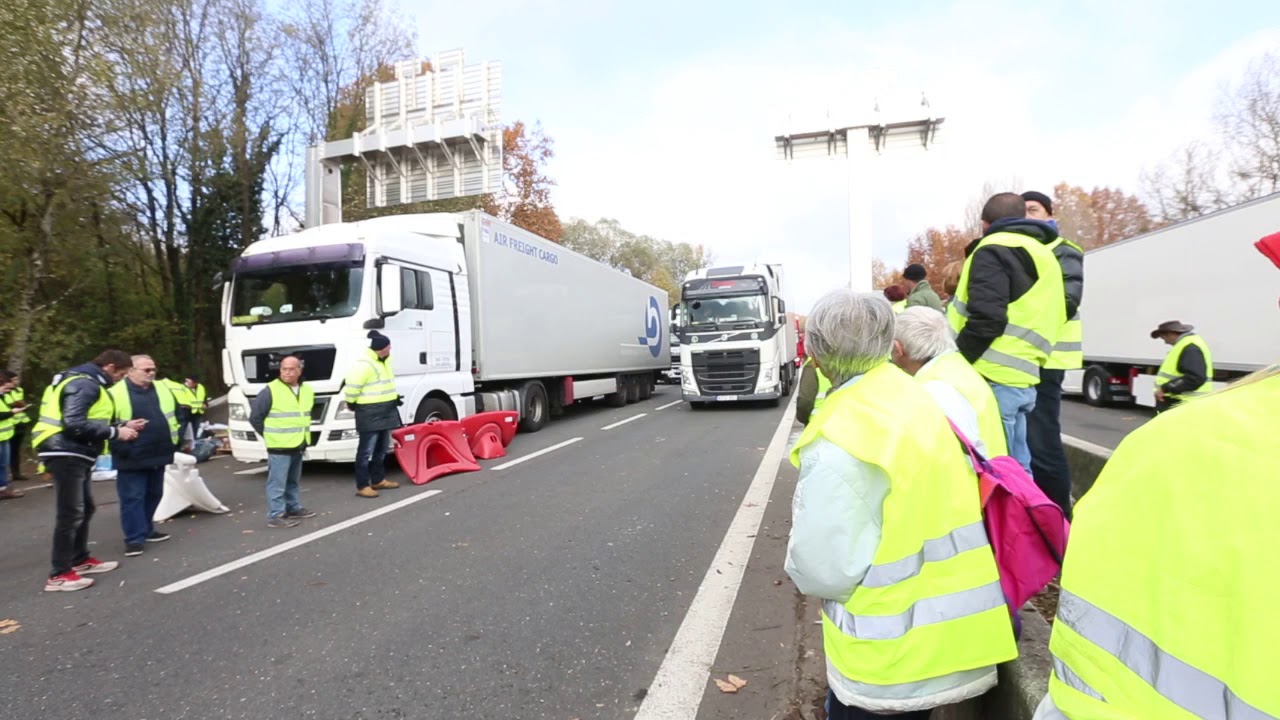 Angoulême, sur la RN 10 les gilets jaunes laissent passer les camions au compte-gouttes.