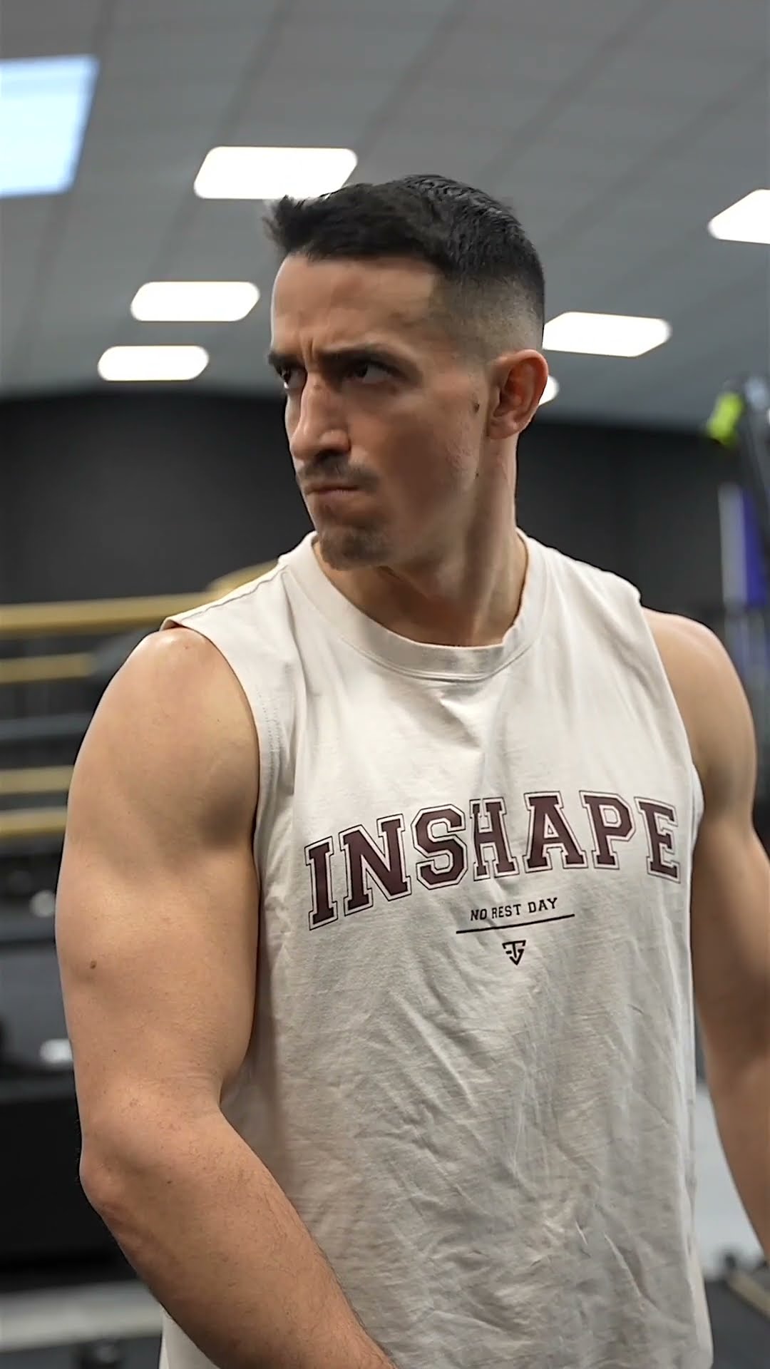 Strong shoulder !! ??