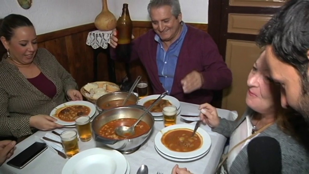 Comida tradicional en Carratraca - YouTube