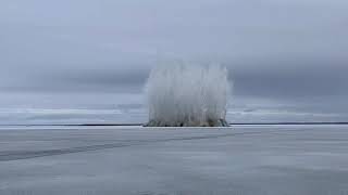 Как взрывают лёд на Ладожском озере в Ленинградской области