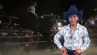 Una Mujer Montando Toros