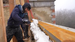 Setting the roofs ring beam.