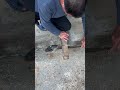Pare de puxar com tanta força! Esta é a maneira certa de remover uma serra presa