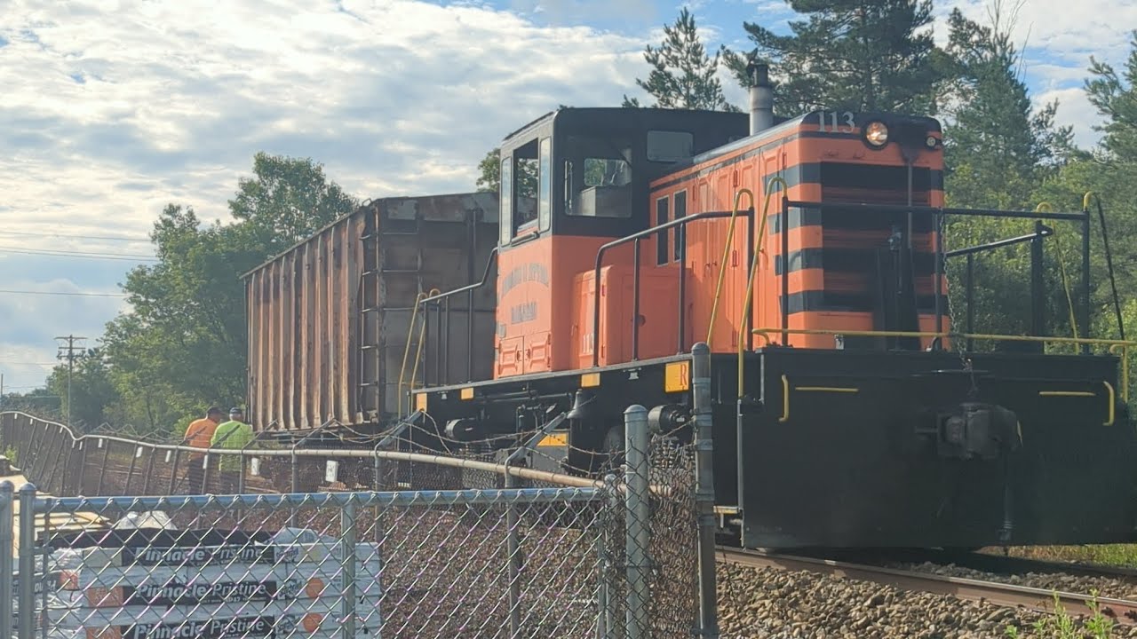 Shortline Trackwork on the Arcade & Attica using Ex-Conrail Hopper - 8 ...