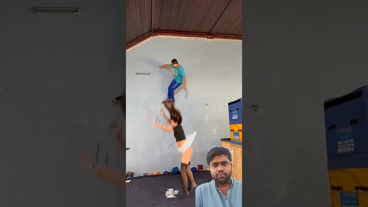 A disabled duckling helps his cat friend 🐥 