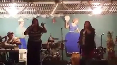 Yamila Marrero y Xiomara Bermudez Cantando la Alab...