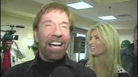 On Campaign Trail, Chuck Norris Tells Chuck Norris Joke