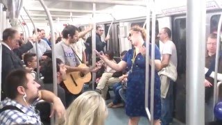 Una chica Cantando en el metro de Barcelona