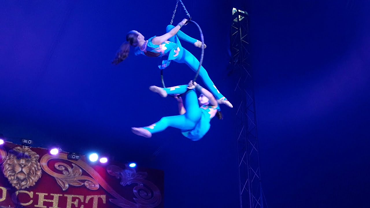 Cirque Nicolas Zavatta - Les Douchet Sisters - Cerceau Aérien