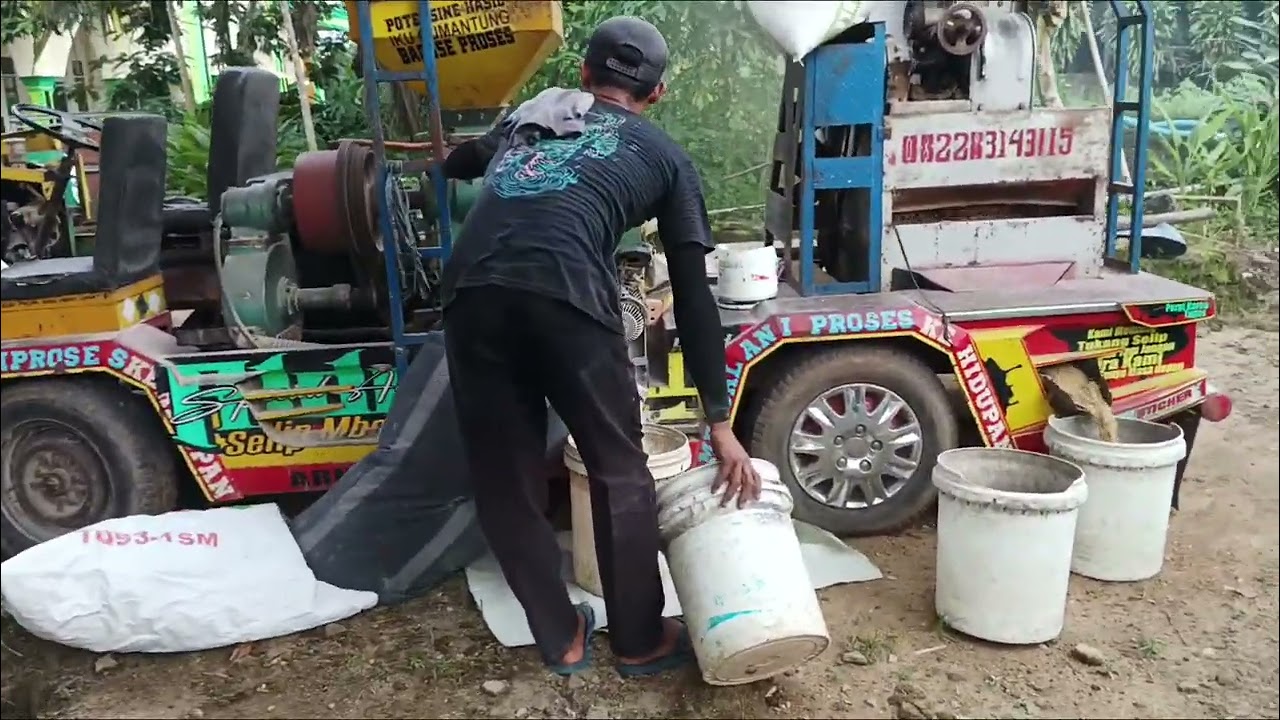 Di kampung ku nyelipin padi dg pabrik keliling#fypyoutube#fypyoutubepemula#fypviral#fyplampungtimur