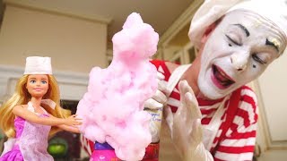Barbie Ve Palyaço Yemek Yarışmasında Komik Çocuk Videoları. Barbie Oyunları