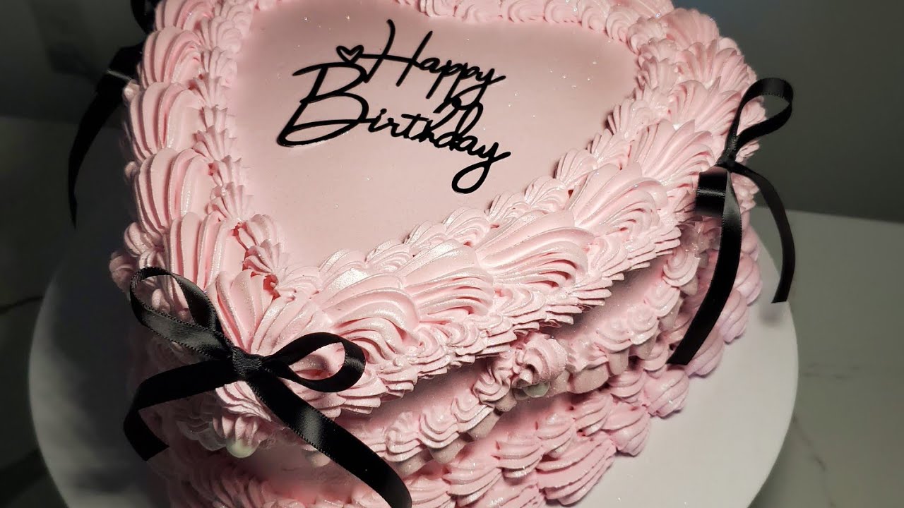 pastel de corazón con listones negros