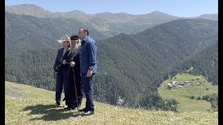 პრემიერ-მინისტრი ირაკლი ღარიბაშვილი და მისი მეუღლე ნუნუ თამაზაშვილი.  -  Khinkali for Irakli!