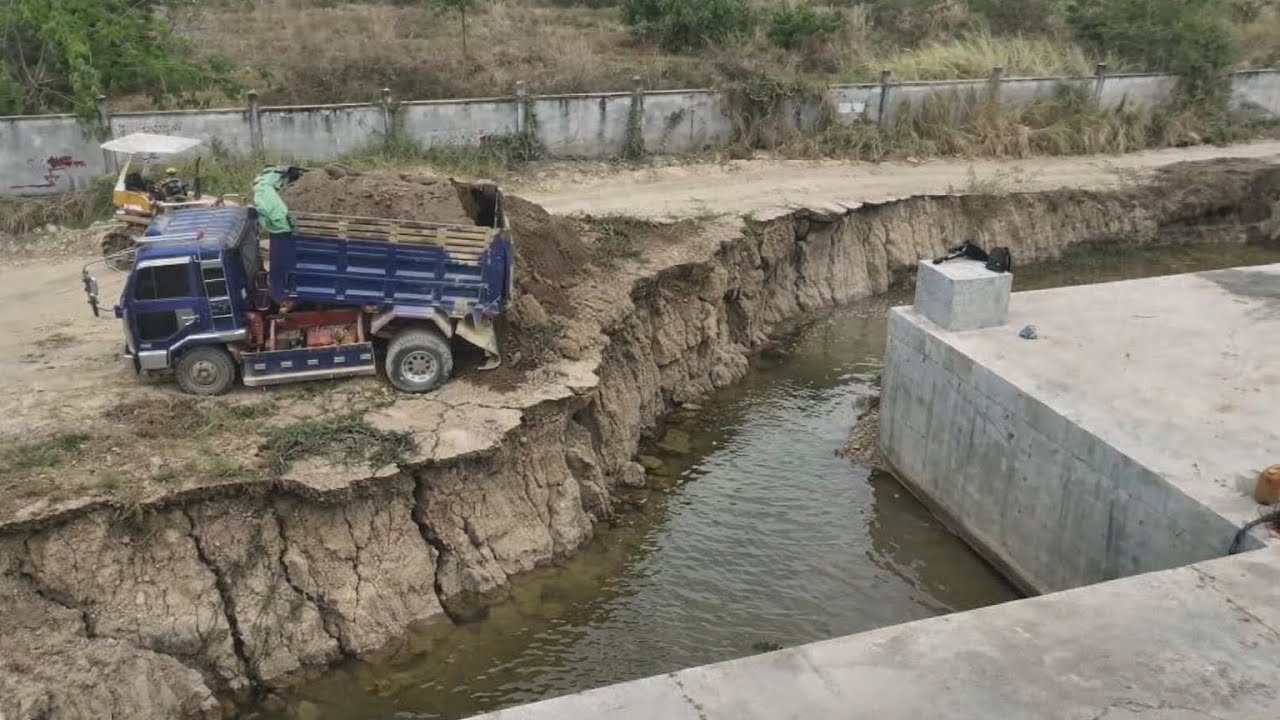 Small Machinery Best Working!! Dozer Pushing Sand Filling Bury Crack and Drain With 5T Dump Trucks