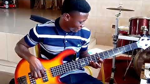 DANNY KEYS DOING BASS GUTAIR LINES ON HONHONKRON ( YAW SARPONG)
