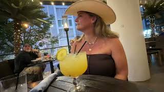 Margaritaville Nashville – room tour, pool, food, drinks & live music in the heart of Broadway!