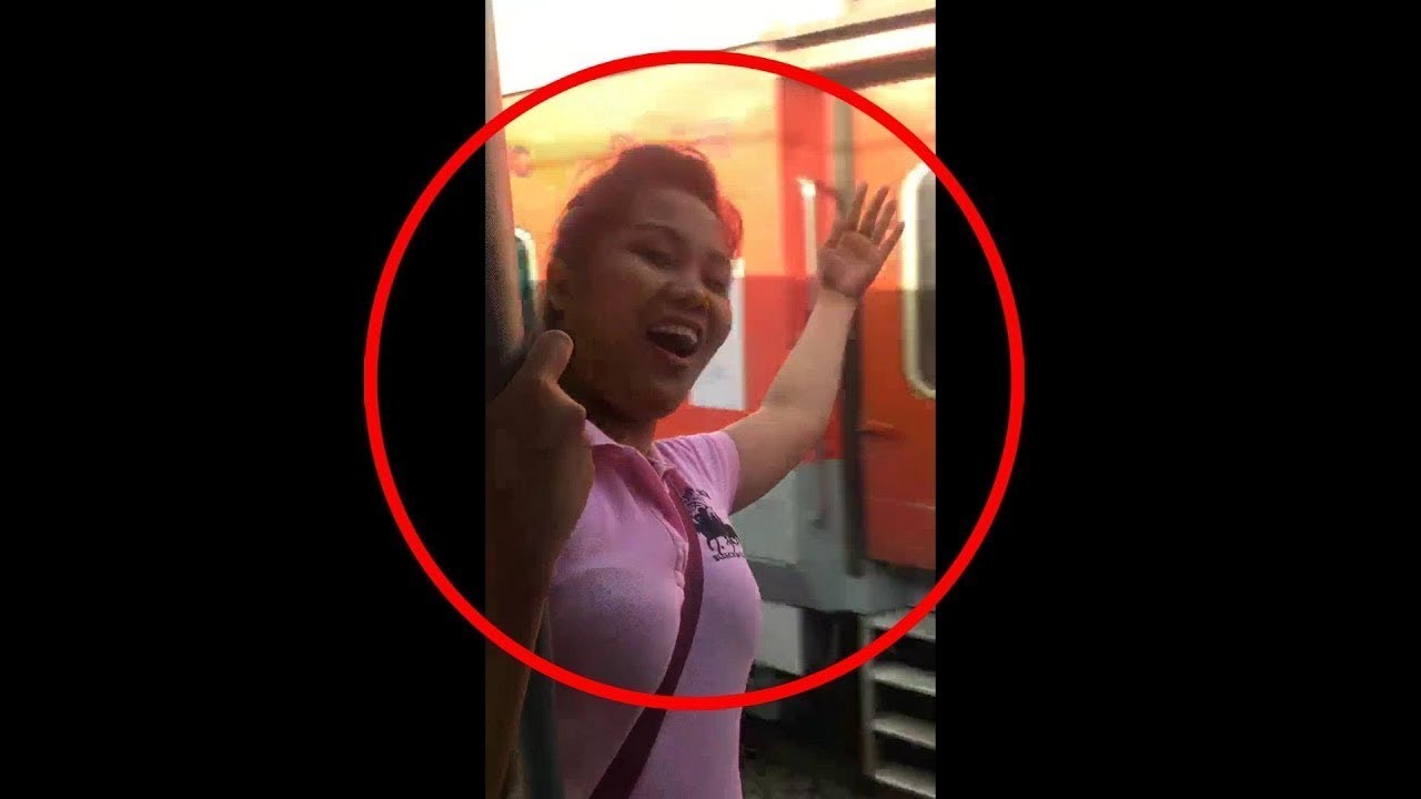Now a Woman performs deadly stunt in Mumbai local - YouTube