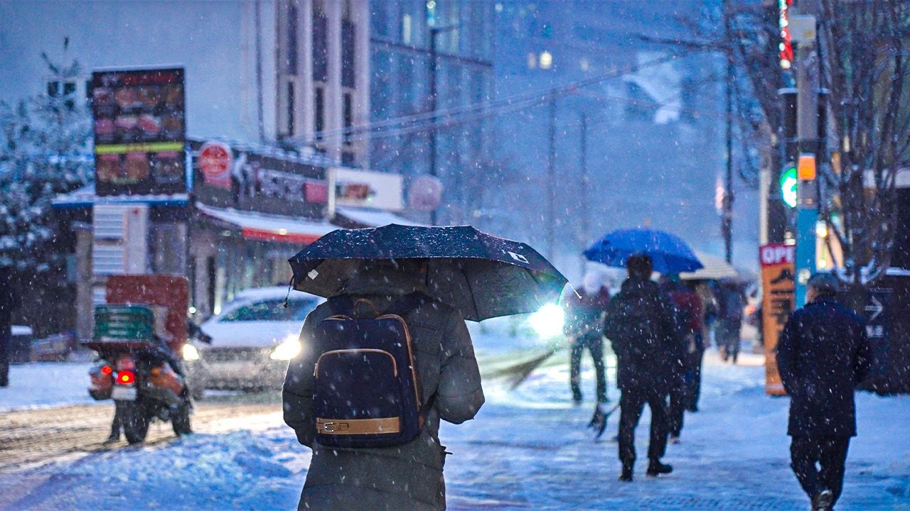 Snowfall Slippery Roads! 🛼 Seoul Morning Commute War?! | Walking Tour ...