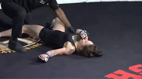 Warfare MMA 15: LaNeisha Vinson Scores Vicious Kno...