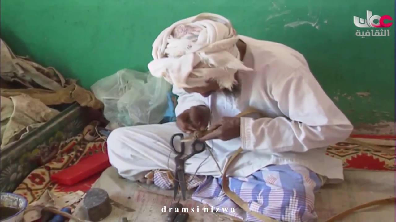 الأيدي العُمانية المباركة - صناعة الشمار المحزم