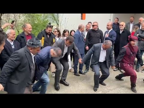 Ekrem İmamoğlu, memleketi Akçaabat'ta kendini karşılayan horon ekibine eşlik etti