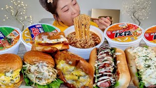 ASMR Eat cup noodles with hamburgers 🤤 Cup Noodles Hamburgers Toast Hot Dogs Mukbang