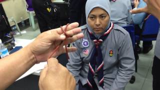 Cara menyimpul Gilwell Woggle