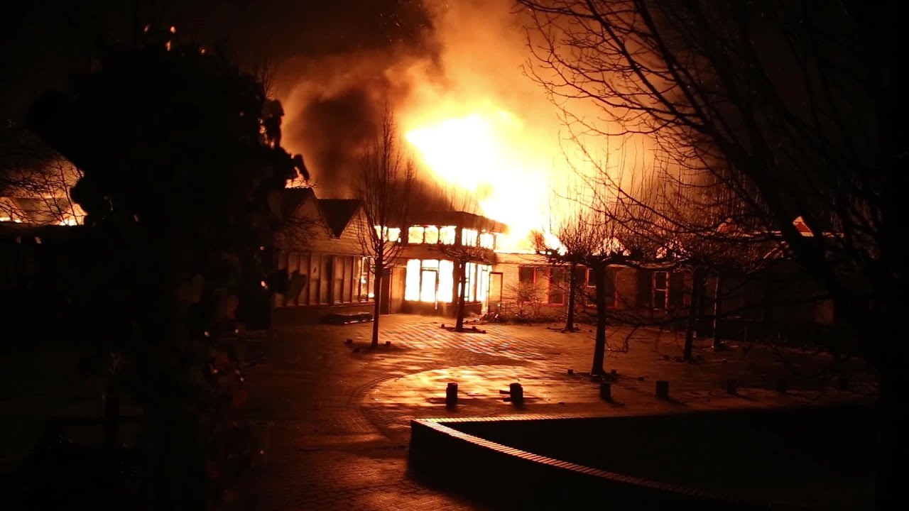 Asbest vrijgekomen bij brand in leegstaande school Zeeland, brandweer nog druk met nablussen