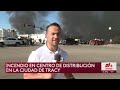 Incendio masivo consume centro de distribución en Tracy; evacúan bodegas cercanas y no hay heridos