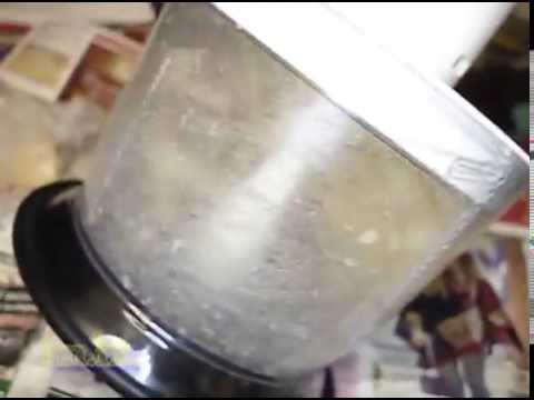 в блендере Rolsen SM-600CM покрошить сыр и лук in a blender to crumble the cheese and onion