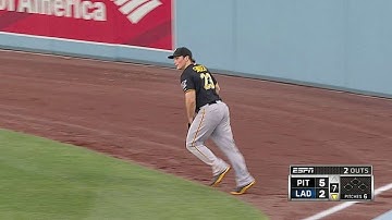 PIT@LAD: Snider runs, jumps to make the catch