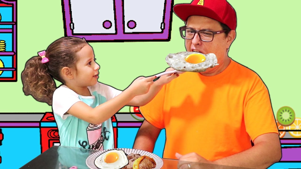 Valentina Pontes FINGE SER COZINHEIRA NA COZINHA DE BRINQUEDO - BRINCANDO DE BABÁ COM O PAPAI