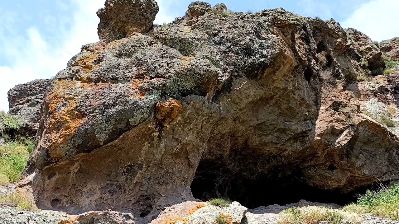 Laçın, Mirik kəndi ərazisində Mumlu qaya. Sazda Səyyaf Kəlbəcərli