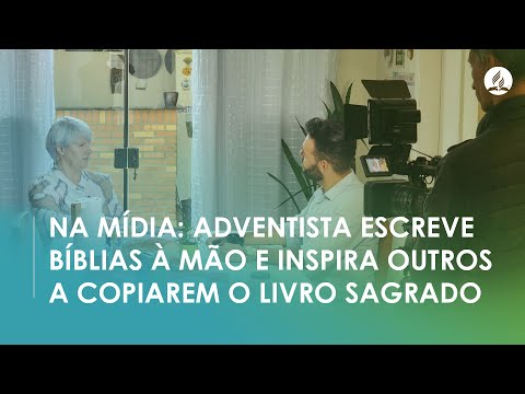 NA MÍDIA: Mulher escreve cópias da Bíblia e inspira pessoas a fazer o mesmo