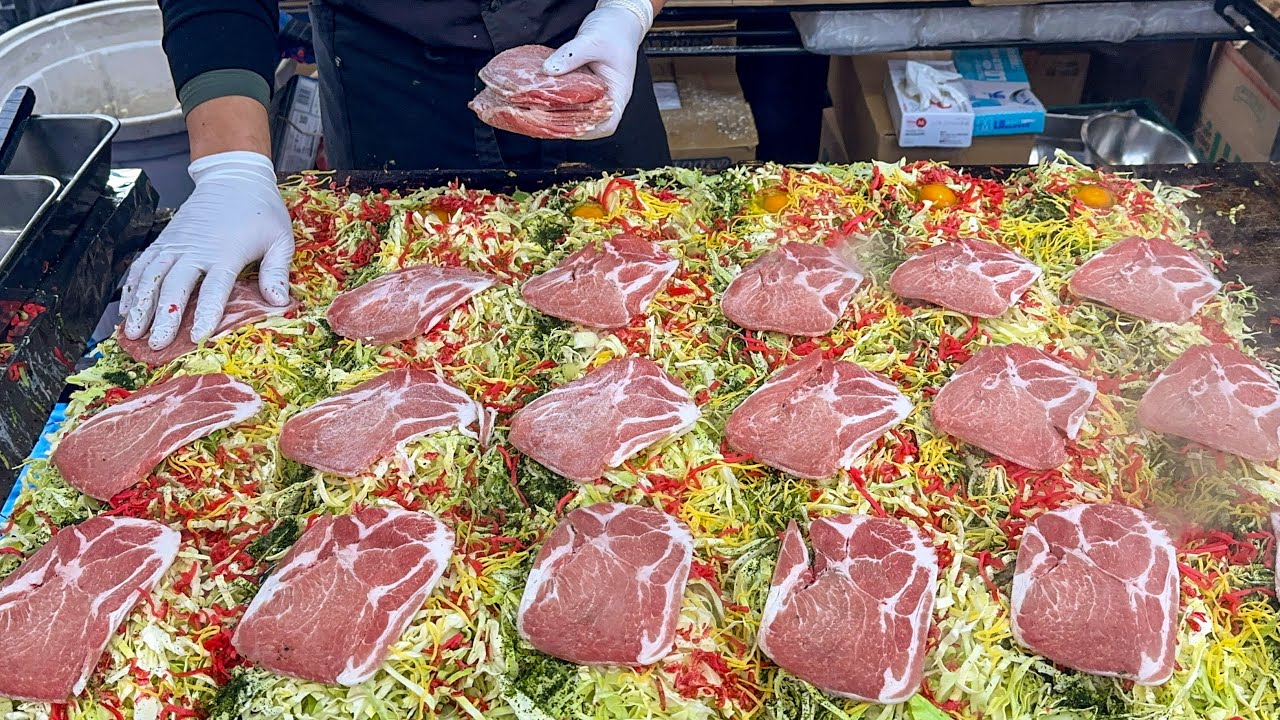 忙しいお好み焼き屋台