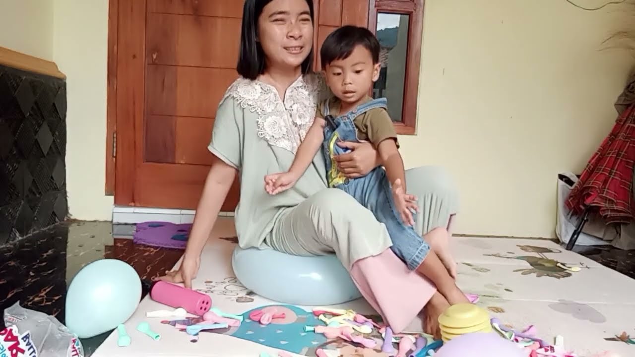DUDUKIN BALON JUMBO WARNA BIRU 😲😲 AWAS MELEDAKK 😱😱😱😱 #balon #dudukinbalonsampemeledak #popping #tiup