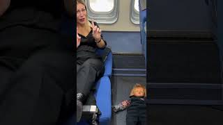 Un BEBÉ en un AVIÓN 😨