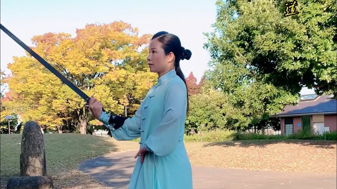 太极养生#剑挽花#多方面详细示范(正,侧向,背向)剑挽花#要点:剑的挽花和转身动作要协调一致,转身时剑的绕行方位 不可变动。#黄冬梅太極拳 ...