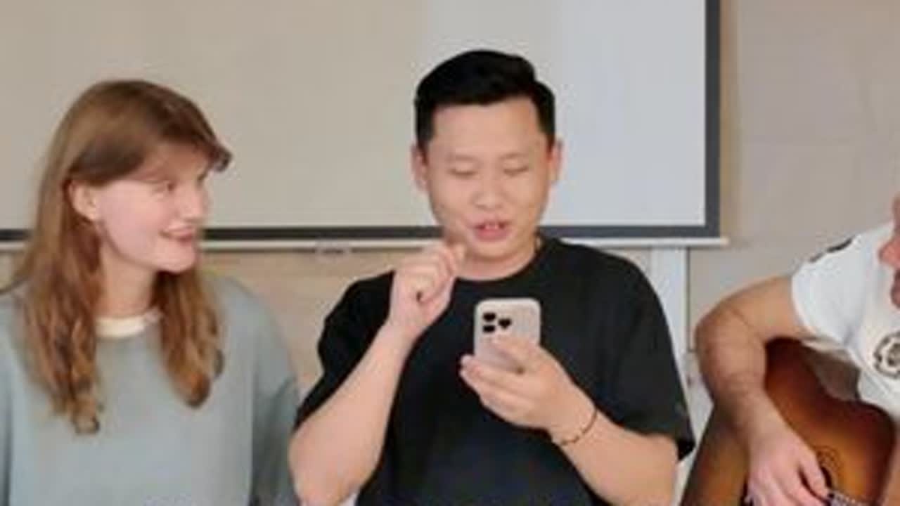 战斗民族的家庭聚餐,最后征服全场的,居然是我这地道中国凉菜! #中外情侣 #第三只眼看中国 #在拍一种很新的vlog  #战斗民族 #中国美食征服外国人