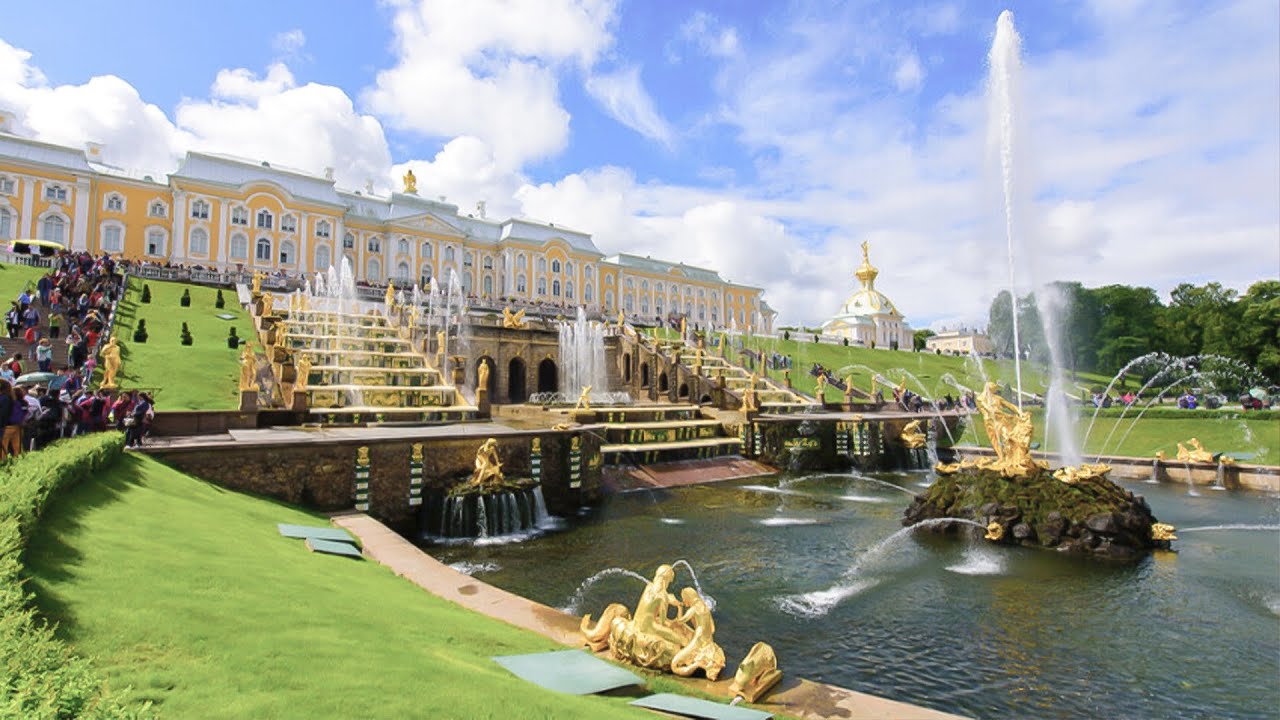 В «Петергофе» торжественно запустили 150 фонтанов