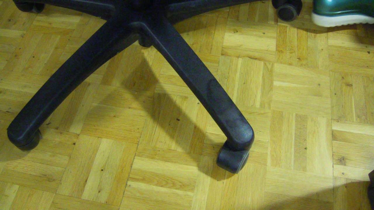 Feuchte Fussschweissabdrücke auf dem Stuhlbein Wet footsweat marks on